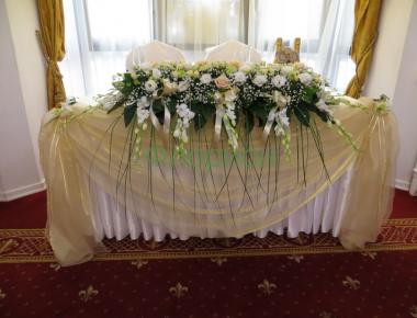 Цветы для оформления свадебного стола тканью «Время»