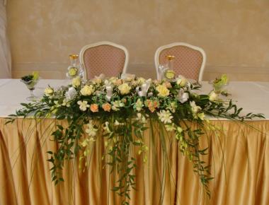 Свадебная композиция стол молодоженов «Лефортово»