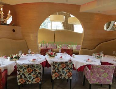 Скромное украшение зала живыми цветами Ресторан «Кокон»