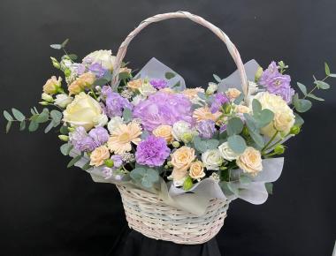 Корзина цветов «Открытая к добру»