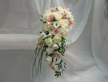 Букет с кремовыми розами «Каскадный 2»