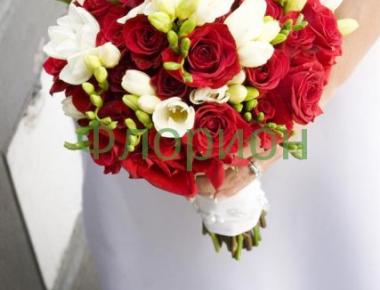 Букет невесты из роз «Красно-белый шар»