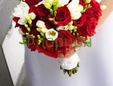 Букет невесты с фрезиями «Красно-белый шар»