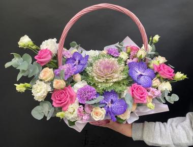  Корзина из цветов «Необычное великолепие»