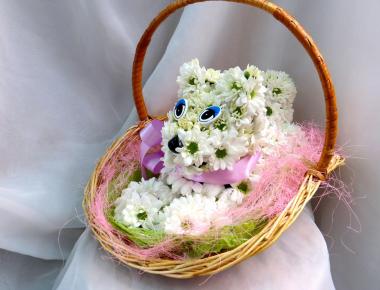 «Котенок в корзине» Фигурка из цветов