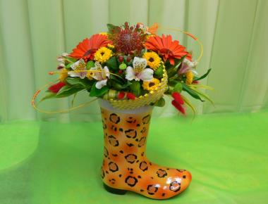 Композиция из цветов «Ваза-сапожок Марина»
