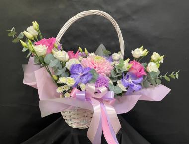 Корзина из цветов «Море ласки»