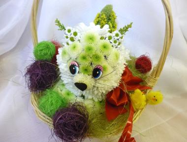  Игрушка из живых цветов «Кот в корзине»
