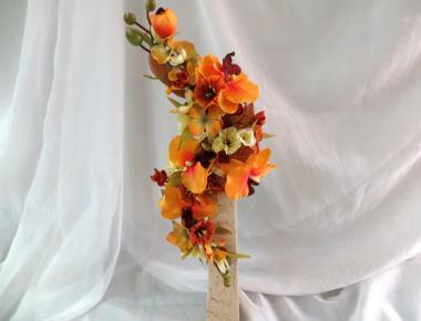 «Важный посыл Хогарта» из искусственных цветов