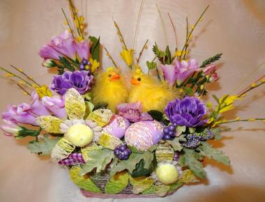«Птенцы гнезда Христовы» Настольная  композиция из искусственных цветов
