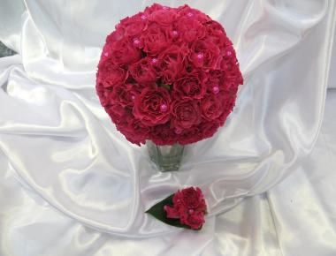 Букет невесты из роз «Малиновый шар»
