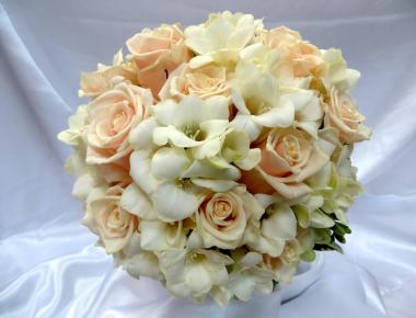 Букет невесты из роз «Шар удачи»