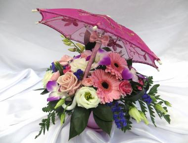Композиция из цветов «Нежность под зонтом»