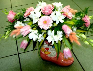 Композиция из цветов «Ваза-сапожок Золушка»