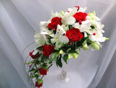 Свадебный букет с орхидеей «Красно-белый каскад»
