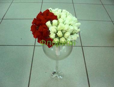 Букет невесты из роз «Красно-белый шарм»