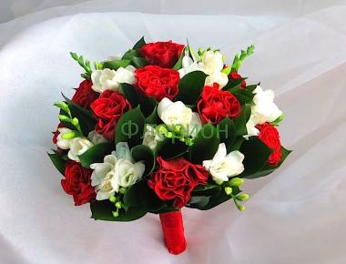 Букет невесты из роз «Красно-белый шар 1»