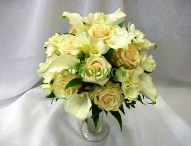 Свадебный букет из роз «Кремово-белый»