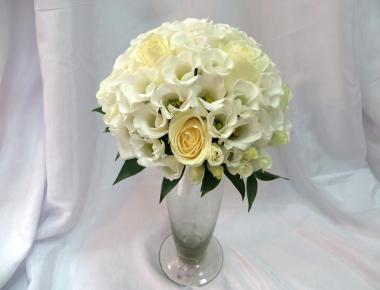 Свадебный букет с розами «Светлый шар»