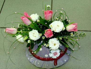 Композиция с живыми цветами «Шляпка»