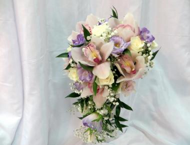 Свадебный букет с розами «Счастливая капля»