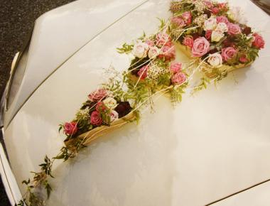 Каскадное украшение для свадебной машины из живых цветов
