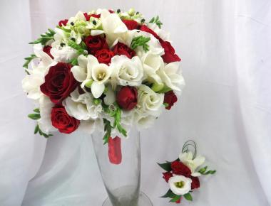Букет невесты с розами «Любовь и голуби»