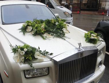 Цветы для оформления машины на свадьбу «Кадиллак»