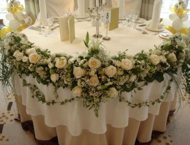 Цветы для оформления свадьбы. Свадебный стол «Венок»