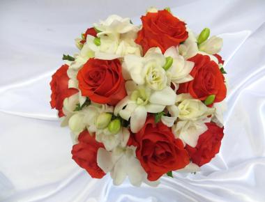 Красно - белый букет из живых цветов «Нина»