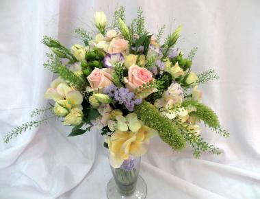 Букет невесты из живых цветов «Лесная поляна»
