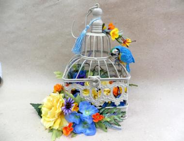 «С попугаем» композиция из искусственных цветов