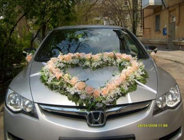 Цветы для украшения машины на свадьбу «Большие чувства»