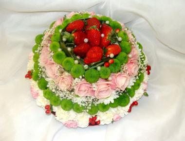 Композиция из цветов «Вкусный торт для неё»