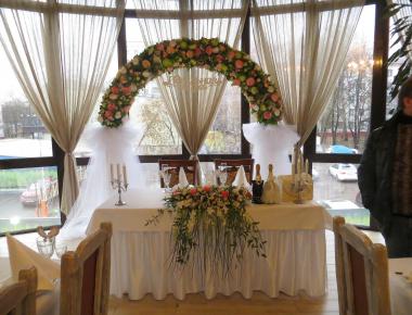 Цветочная свадебная арка. Ресторан «Кузьминки»