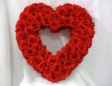 «Красное сердце» композиция из искусственных цветов