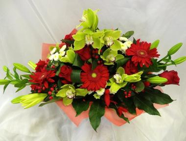 Букет цветов «Зеленое и красное»