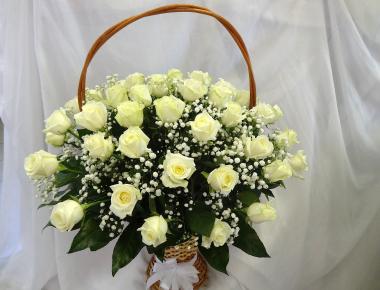 Корзина-букет с розами «Белоснежка»