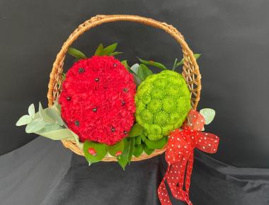  Фигурка из цветов в корзине «Фрукты»