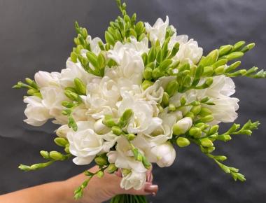 Букет невесты из фрезий «Яблоня в цвету»