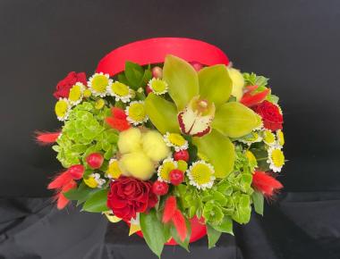 Цветы в шляпной коробке «Чаша счастья»