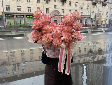 Корзина из роз «Колесница золотая»