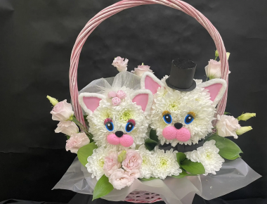 Игрушка из живых цветов котики в корзине «Одной дорогой №2»