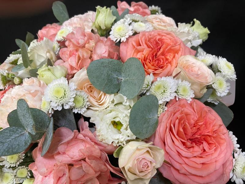 Лучезарная улыбка Цветы в шляпной коробке