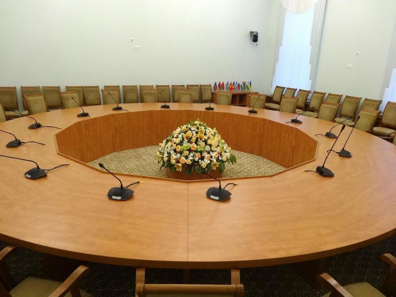 Композиция на стол переговоров Король (Б)