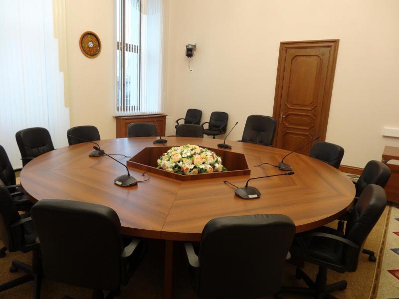 Композиция на стол переговоров Королева (Б)
