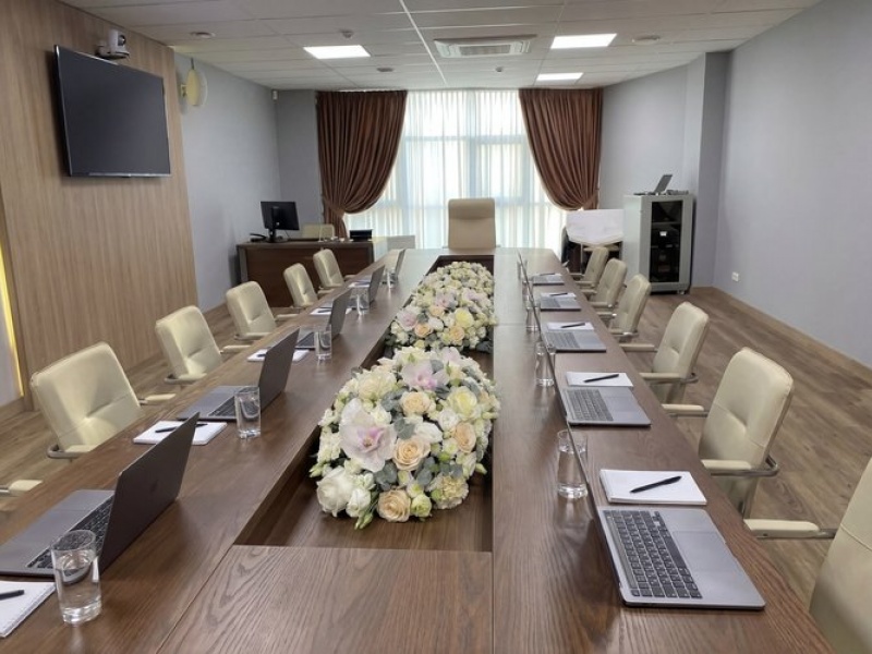 Композиция из живых цветов на стол для совещаний Флагман офиса №1 