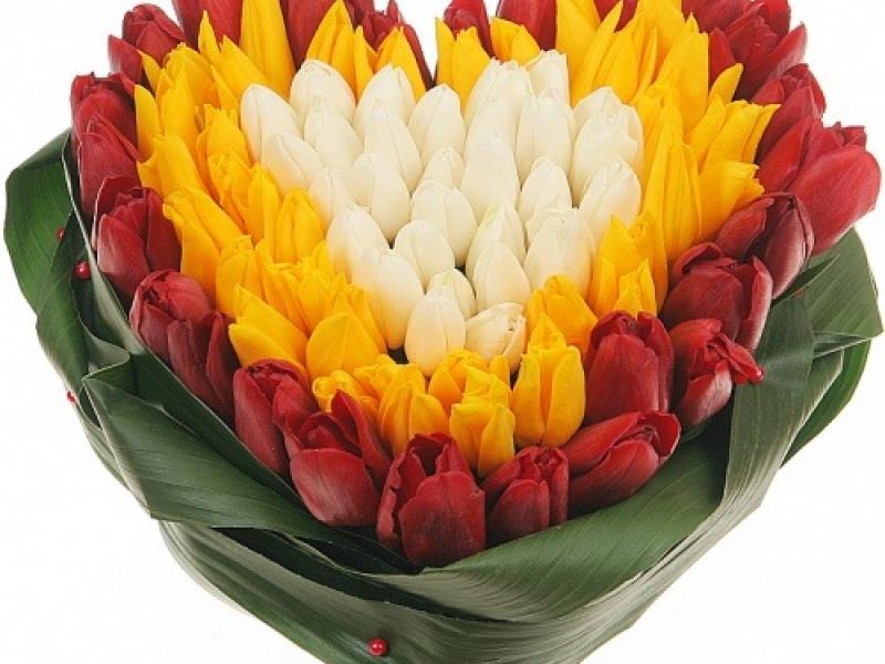 Сердце из цветов на 14 февраля Тюльпановое сердце