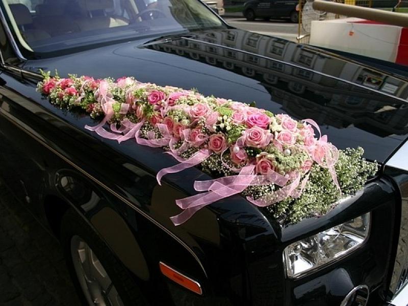 Цветы для оформления свадебной машины Амур