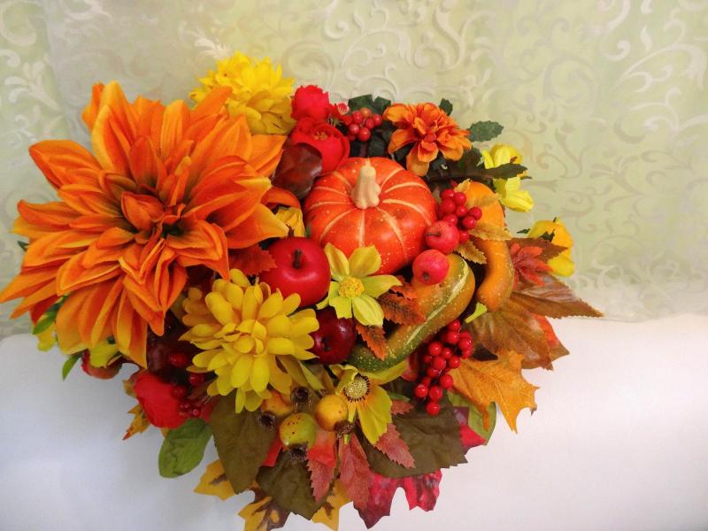 Вот и осень Настольная композиция из искусственных цветов